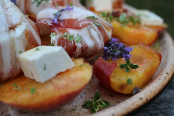 REZEPT vom GRILL: gegrillter PFIRSICH auf ZIEGENKÄSE im SPECKMANTEL ...