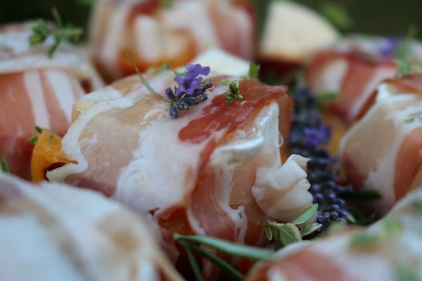 REZEPT vom GRILL: gegrillter PFIRSICH auf ZIEGENKÄSE im SPECKMANTEL ...