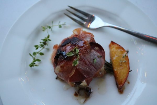 REZEPT vom GRILL: gegrillter PFIRSICH auf ZIEGENKÄSE im SPECKMANTEL ...