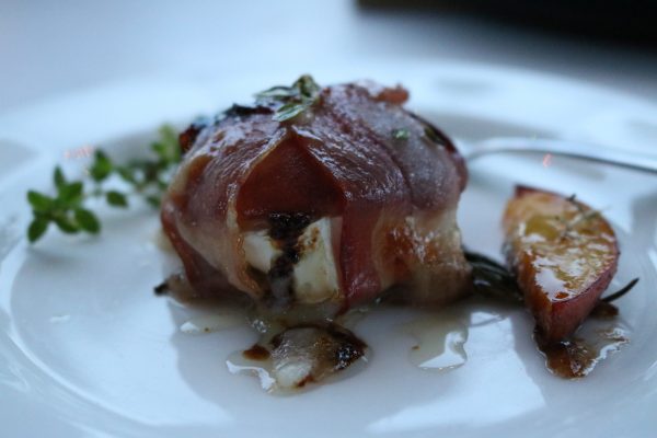 REZEPT vom GRILL: gegrillter PFIRSICH auf ZIEGENKÄSE im SPECKMANTEL ...
