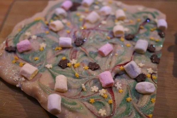3 leckere Weihnachts-Kleinigkeiten mit Bruchschokolade, Marshmallows ...